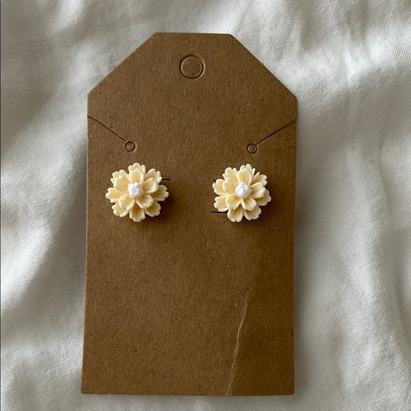 Yellow‎ and White 3D Flower Stud Earrings - Picture 2 of 5